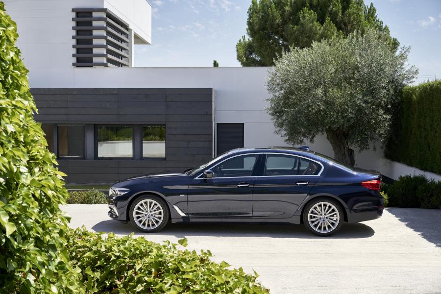  BMW 530d xDrive Sedan Luxury Line 2017 года  (WW) (фото 45 из 61)